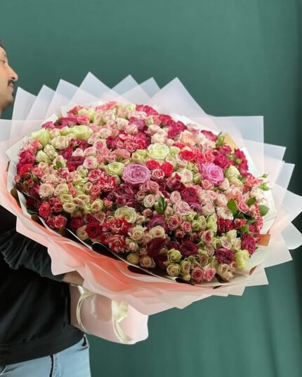 باقة ورد عملاقة متعددة الألوان، بتصميم فخم وأنيق.