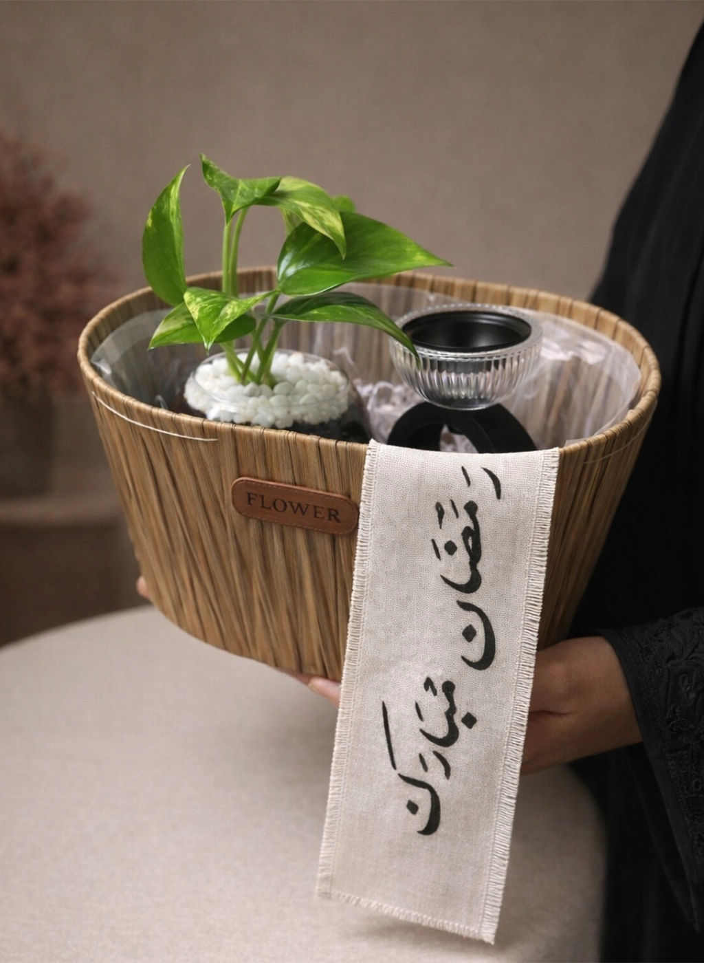 هدية نبتة بوتس في حوض زجاجي دائري مع (مبخرة + شريط رمضان مبارك) في سلّة أنيقة